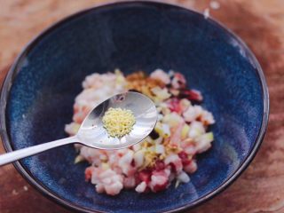 7、辣椒叶酱肉包,最后加入鸡精调味。