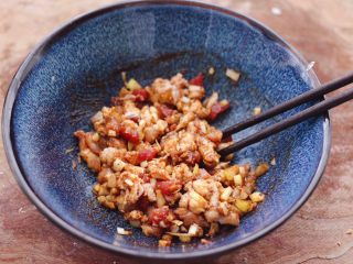 8、辣椒叶酱肉包,把猪肉和所有的调料混合后,搅拌均匀即可。