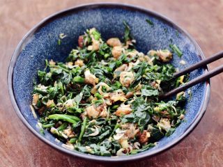 11、辣椒叶酱肉包,把所有的食材搅拌均匀即可。