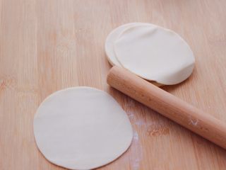 12、辣椒叶酱肉包,把饺子皮用擀面杖再擀的薄一点。