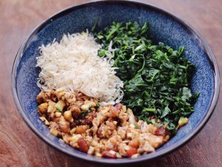 10、辣椒叶酱肉包,把切碎的辣椒叶和淡干虾皮,放入碗里。