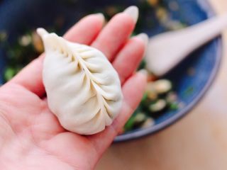 14、辣椒叶酱肉包,包成自己喜欢的模样就可以了。