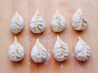 15、辣椒叶酱肉包,依次包好所有的包子。