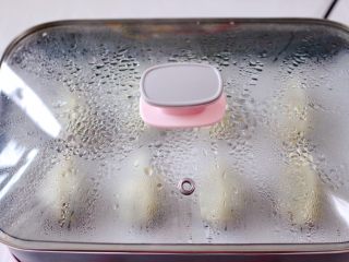 17、辣椒叶酱肉包,大火烧开蒸10分钟即可关火。