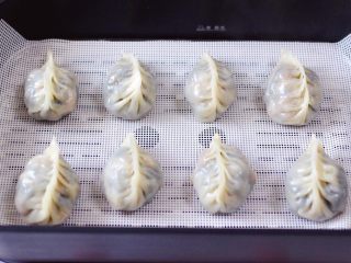 18、辣椒叶酱肉包,啦啦啦,好吃到爆的辣椒叶酱肉包就出锅咯。