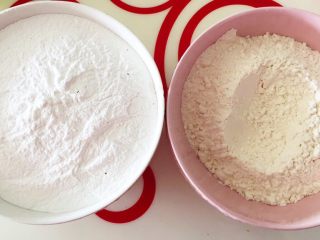 3、传统伍仁馅,糯米粉和中筋粉要炒熟