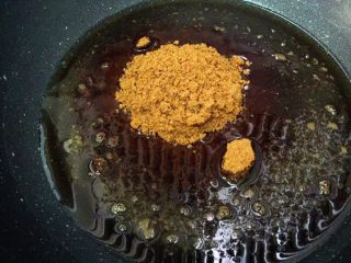 7、传统伍仁馅,放入红糖粉