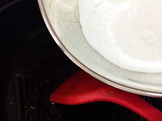 12、传统伍仁馅,炒均匀后小量多次加入炒熟的面粉，边加边炒