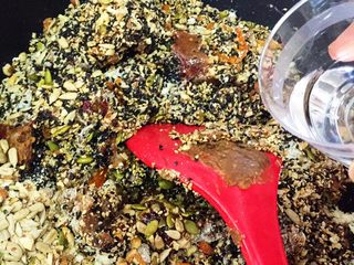 17、传统伍仁馅,炒啊炒，加入白酒，关火