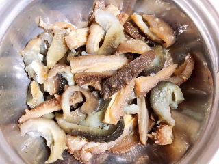 2、红烧海参,将海参切成长条状。