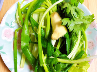 3、红烧海参,准备好葱姜、香芹。