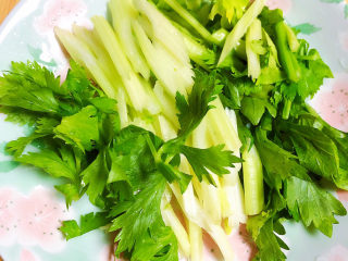 4、红烧海参,将香芹切好待用。