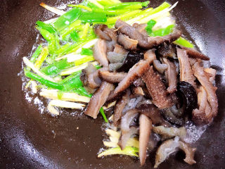 10、红烧海参,放入海参翻炒均匀。