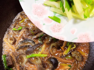 13、红烧海参,放入焯好的芹菜，翻炒均匀。