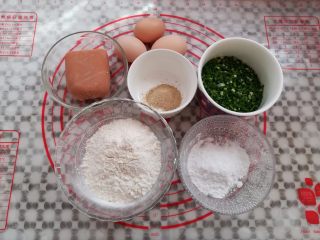 3、野葱鸡蛋饼儿,称出食材需要用到的份量