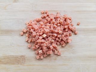 7、野葱鸡蛋饼儿,火腿肠切丁