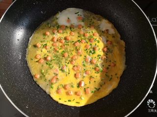 11、野葱鸡蛋饼儿,煎到面糊半透明的时候淋上一层蛋液，再撒适量的野葱碎