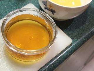 3、日式茶碗蒸,将味醂、砂糖、酱油、盐等调味料加入高汤中混合拌匀。