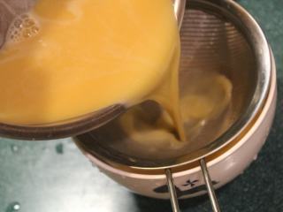 6、日式茶碗蒸,再过滤一次。一般过滤2次会更完美。