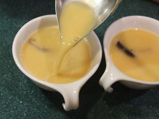 8、日式茶碗蒸,将蛋夜轻轻倒入茶碗。因为较重的食材会沈到碗底，所以如果想要让它浮在蒸蛋上层的食材，就先不要放入蛋液，等蒸到一半时，再放进去就可以了。如果表面还有出现小气泡，可以先将它弄破。