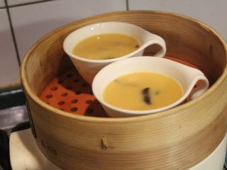 9、日式茶碗蒸,准备蒸锅，大火出现蒸气时，转成中火，再将蛋汁蒸碗放入。不可以用大火去蒸，这样蛋液会过熟而出现孔泡。