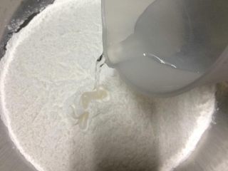 1、????熊猫汤圆,将一半的糯米粉先加水混合成团，不要一次加进去慢慢的加入，直到能成团即可。