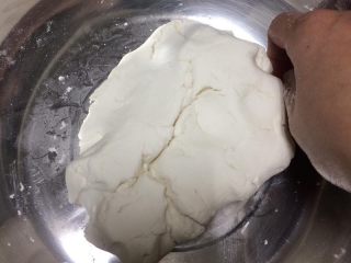 2、????熊猫汤圆,揉成团后，如果水还有剩不需要加全部全部加完，不够的话再添加。