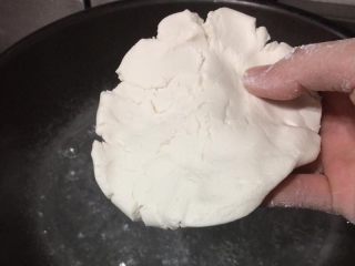 3、????熊猫汤圆,将成团的面团，拔下1/3的面团压扁，起一锅热水煮熟浮起。