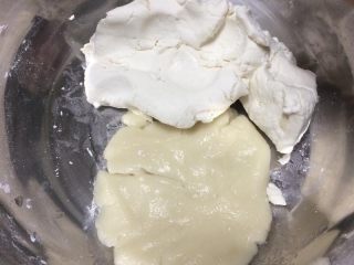 4、????熊猫汤圆,把熟面团个生面团揉匀，小心烫手。