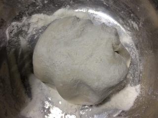 5、????熊猫汤圆,慢慢的把剩下的糯米粉揉进去揉至不黏手即可。