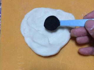 6、????熊猫汤圆,切下一小块面团加入竹炭粉揉匀。