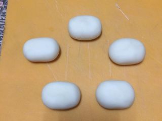 7、????熊猫汤圆,将白面团揉成椭圆形。