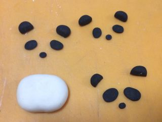 8、????熊猫汤圆,再用竹炭面团做出????五官。