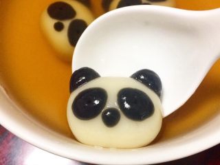 11、????熊猫汤圆,放点糖水，就完成了。