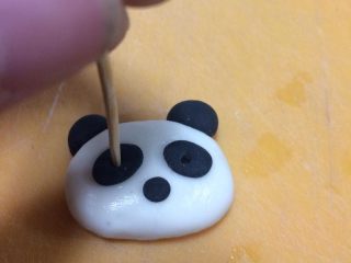 9、????熊猫汤圆,再将五官沾点水黏上，最后用牙签戳出????