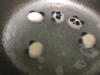 10、????熊猫汤圆,水煮到浮起捞起。