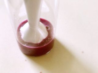 2、青青的素味早餐,將紫薯倒攪拌桶里加少許水,用手動電攪拌機打成糊待用。