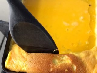 17、青青的素味早餐,鍋里再倒些油,將剩下的蛋液倒入,用鍋鏟將先前的蛋卷稍稍抬起,讓蛋液流到下面,這樣兩個蛋餅就連接上了。