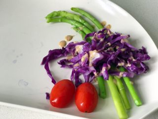 20、青青的素味早餐,將焯過的菜瀝干擺盤(我之前已經將盤子加熱過,這樣能盡量保持食物的熱度),澆上焙煎芝麻沙拉醬。