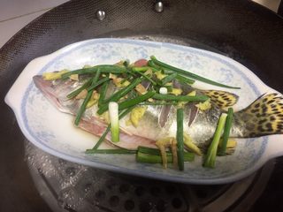 4、清蒸鳜鱼,大火把水烧开，然后把鱼放在蒸架上。