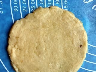 18、苏式梅干菜鲜肉月饼,取一个面球擀成圆形薄皮。
