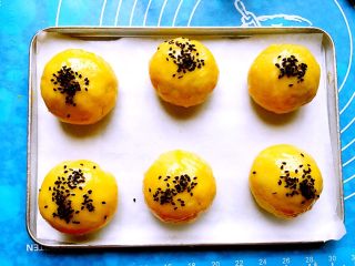 22、苏式梅干菜鲜肉月饼,刷蛋黄液,撒上黑芝麻。