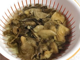 2、榛蘑炒辣椒,榛蘑浸泡在水里（半天），泡透，洗净。