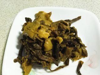 3、榛蘑炒辣椒,泡好的榛蘑撰干水分。