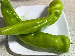 4、榛蘑炒辣椒,青辣椒两个，洗净沥干水份。