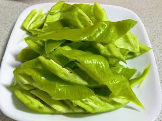 6、榛蘑炒辣椒,再切成菱形块备用。