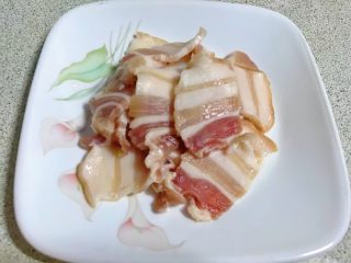 7、榛蘑炒辣椒,五花肉切片备用。