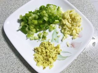 8、榛蘑炒辣椒,葱姜蒜切末备用，这样就准备????所有食材了。