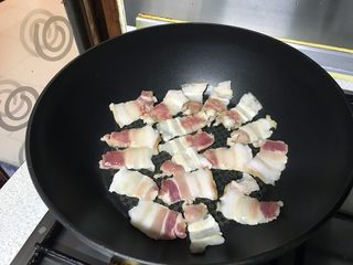 9、榛蘑炒辣椒,切好的五花肉煎一下。