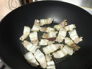 10、榛蘑炒辣椒,外表发白就可以了，盛出备用。